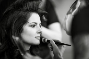 Becci Makeup Artist beim schminken